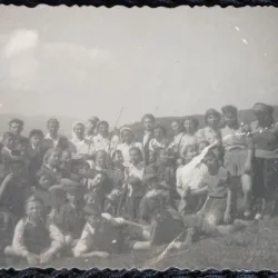 Fotografie, Grup de copii in excursie la munte, anii 50