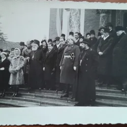 Fotografie, grup de personalitati, in fata bisericii, perioada interbelica