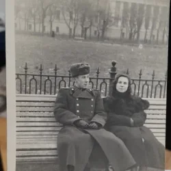 Fotografie, militar cu prietena, in parc, dupa al doilea razboi mondial