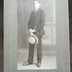 Fotografie pe carton, adolescent cu palarie si baston, inceput de secol XX