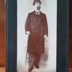 Fotografie pe carton, barbat cu joben si baston, perioada interbelica