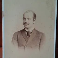 Fotografie pe carton, barbat cu mustata, perioada interbelica