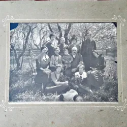Fotografie pe carton, familie in gradina, 1921