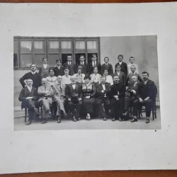 Fotografie pe carton, grup de barbati si femei, perioada interbelica