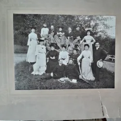 Fotografie pe carton, grup de femei si barbati din inalta societate, inceput de secol XX