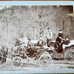 Fotografie pe carton, La plimbare cu trasurile, perioada interbelica