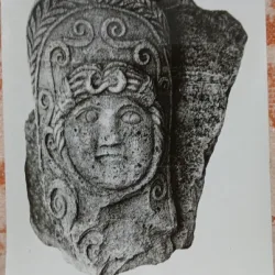 Fotografie, Scutul Trofeului, monumentul Tropaeum Traiani (Adamclisi)