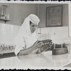 Fotografie, Sora medicala in laboratorul de analize al spitalului, perioada celui de-al doilea razboi mondial
