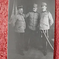 Fotografie tip carte postala, 3 ofiteri, sfarsit der secol XIX