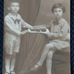 Fotografie tip Carte Postala, Baiat si fetita, 1928
