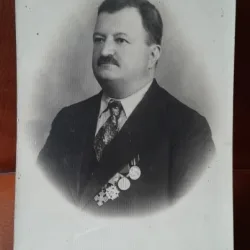 Fotografie tip carte postala, barbat cu decoratii, perioada interbelica