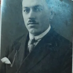 Fotografie tip carte postala, barbat cu mustata, perioada interbelica
