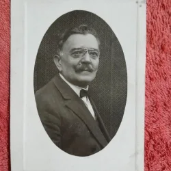 Fotografie tip carte postala, barbat cu ochelari, perioada interbelica