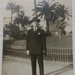 Fotografie tip Carte postala, Barbat in costum si cu palarie, perioada interbelica