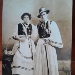 Fotografie tip carte postala, barbat si femeie in costume traditionale, perioada interbelica