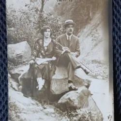 Fotografie tip Carte Postala, Barbat si femeie in excursie la munte, perioada interbelica