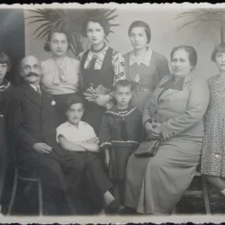 Fotografie tip Carte Postala, Bunici inconjurati de nepoti, perioada interbelica