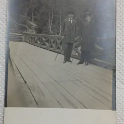 Fotografie tip Carte postala, Doi barbati cu palarii si bastoane, pe un pod, perioada interbelica