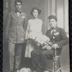 Fotografie tip Carte Postala, Doi barbati si o femeie, cu flori, perioada interbelica