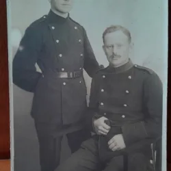Fotografie tip carte postala, doi militari, perioada interbelica