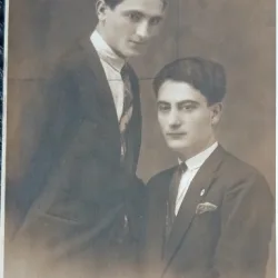 Fotografie tip Carte postala, doi tineri prieteni, perioada interbelica