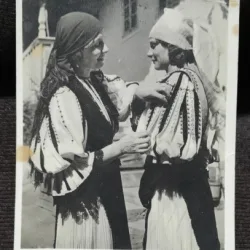 Fotografie tip carte postala, doua femei imbracate in port popular, 1917