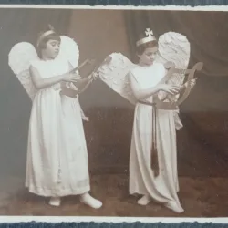 Fotografie tip Carte postala, doua fetite la serbare, perioada interbelica
