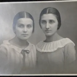 Fotografie tip Carte Postala, Doua prietene, 1925