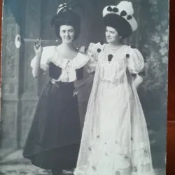 Fotografie tip carte postala, doua prietene, perioada interbelica
