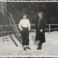Fotografie tip Carte Postala, Doua prietenel la munte la schi, perioada interbelica