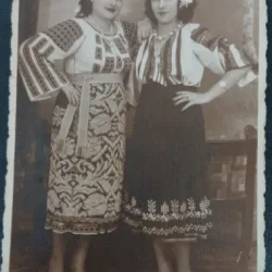 Fotografie tip Carte postala Doua romance in costume traditionale, perioada interbelica