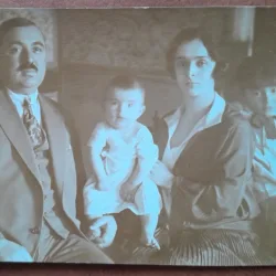 Fotografie tip carte postala, familie, perioada interbelica