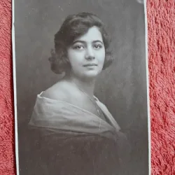 Fotografie tip carte postala, femeie 1927