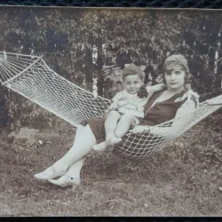 Fotografie tip Carte Postala, Femeie cu copil in hamac, 1928