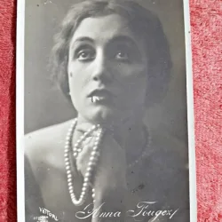 Fotografie tip carte postala, femeie cu perle, inceput de secol XX
