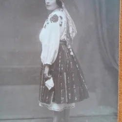 Fotografie tip carte postala, femeie in costum traditional, 1928