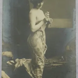 Fotografie tip carte postala, femeie pozand in tinuta sexy, perioada interbelica
