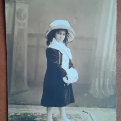 Fotografie tip carte postala, fetita cu palarie, 1911