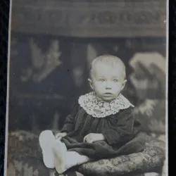 Fotografie tip Carte postala, Fetita cu rochita si guler de dantela, perioada interbelica