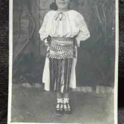 Fotografie tip carte postala, fetita in costum popular, perioada interbelica