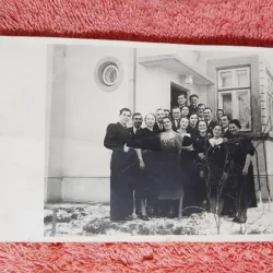 Fotografie tip carte postala, grup de persoane la un eveniment, perioada interbelica