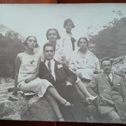 Fotografie tip carte postala, grup de prieteni la munte, 1925