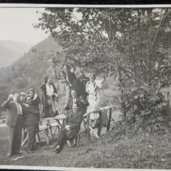 Fotografie tip Carte Postala, Grup de prieteni la picnic, perioada interbelica