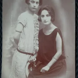 Fotografie tip Carte Postala, Mama si fiica, perioada interbelica