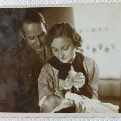 Fotografie tip Carte postala, Militar cu sotia si copilul, 1934