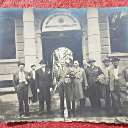Fotografie tip carte postala, ministrul Voicu Nitescu impreuna cu alte personalitati ale vremii, perioada interbelica