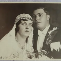 Fotografie tip carte postala, mire si mireasa, 1931