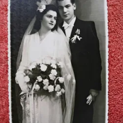 Fotografie tip carte postala, mire si mireasa, 1943
