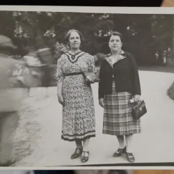 Fotografie tip carte postala, necirculata, doua prietene in parc, perioada interbelica