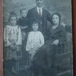 Fotografie tip carte postala, necirculata, familie cu 3 copii, perioada interbelica